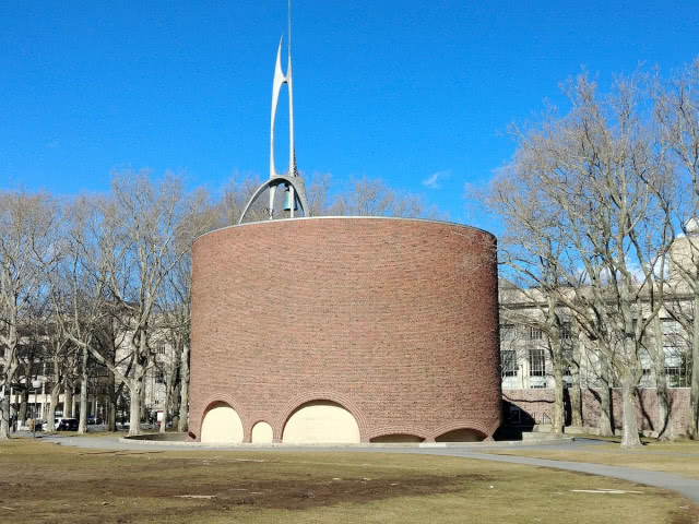 ceglany okrągły budynek