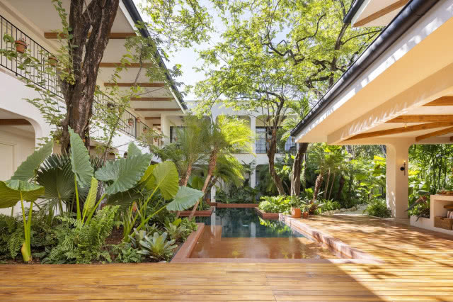 patio z oczkiem wodnym