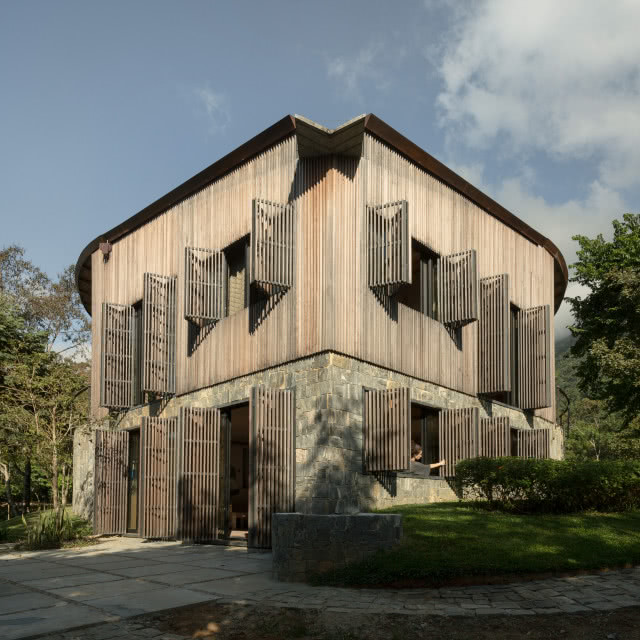 dom z otwartymi okiennicami en face