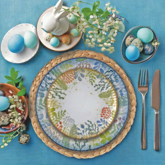 niebieska dekoracja wielkanocnego stołu