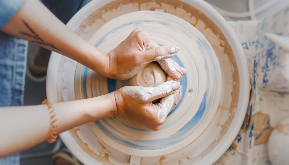 Moda na ceramikę! Jak zacząć przygodę z gliną?