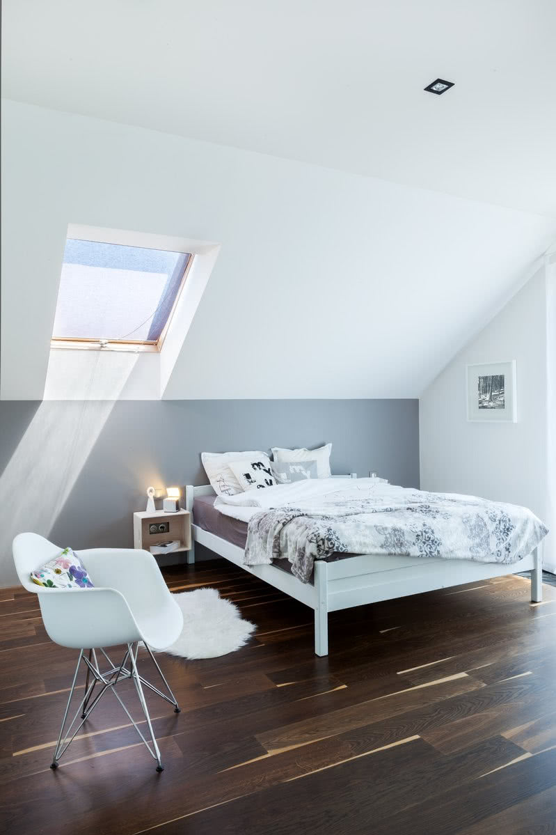 Szara ścianka kolankowa podkreśla charakter...