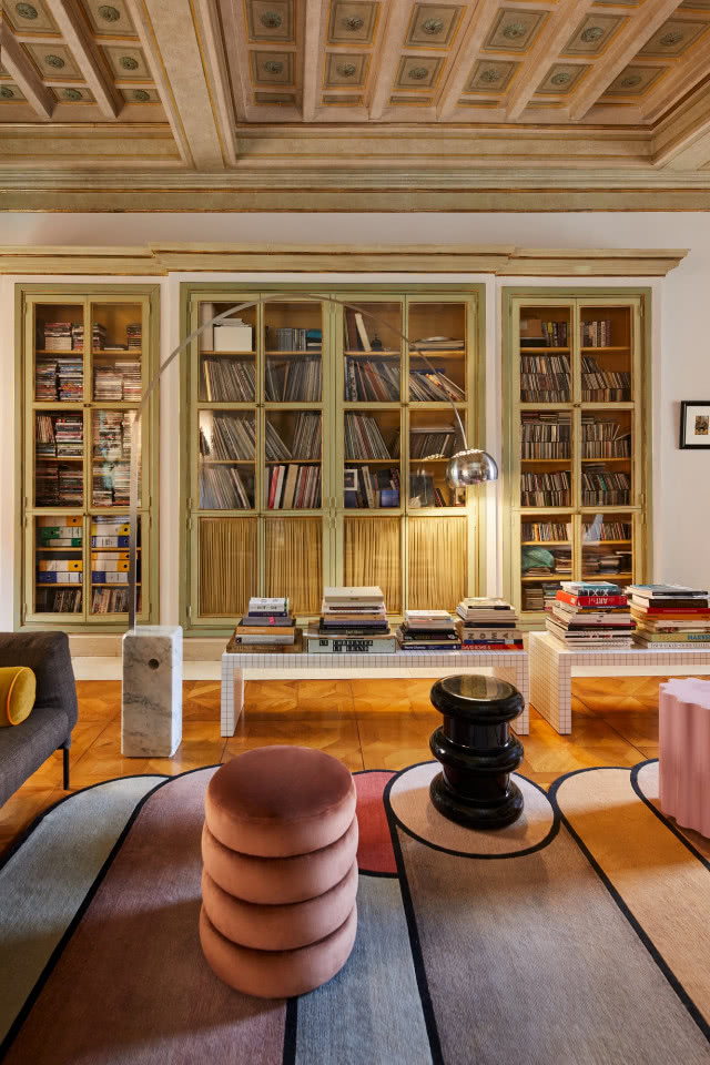 Biblioteczka w pałacowym stylu