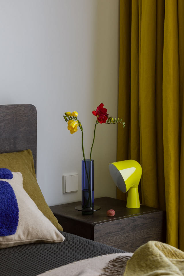 żółta lampka nocna w sypialni