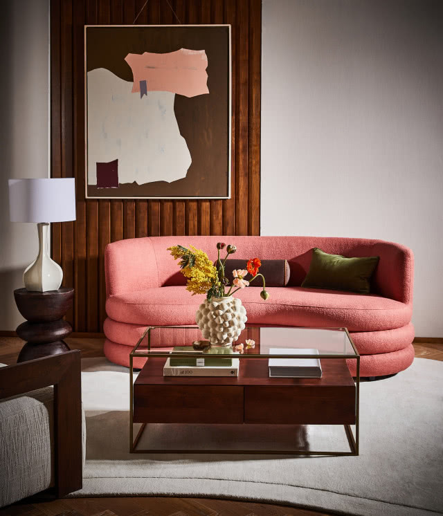 różowa sofa ze stolikiem retro i lamelami na ścianie