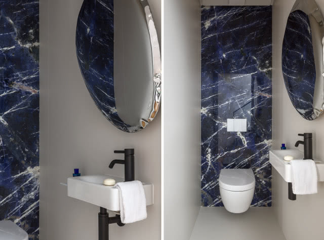 Biała łazienka z niebieskimi płytkami