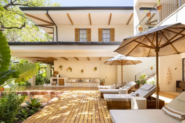 widok na kanapę, z boku parasole i leżaki