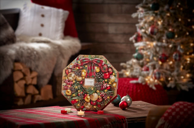 Kalendarz adwentowy Yankee Candle to wyjątkowy pomysł na prezent dla bliskiej osoby, który sprawi że odliczanie do Świąt będzie jeszcze bardziej wyjątkowe i pachnące!, YANKEE CANDLE, dostępny od 25.11.2019, 114 zł