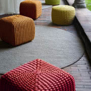 Puf Pinko dostępny w kilku kolorach, obicie ze...