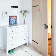 Styl skandynawski i kolorowa lodówka w roli głównej