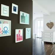 Kolorowe dodatki na neutralnym tle - wnętrze, które się nie znudzi