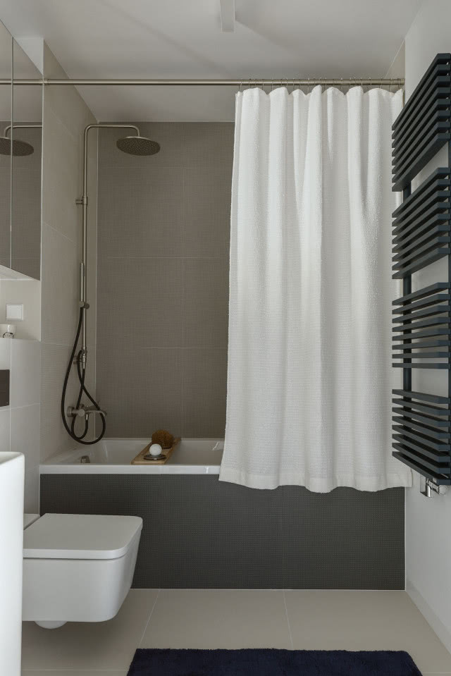 szare płytki w łazience na obudowie wanny