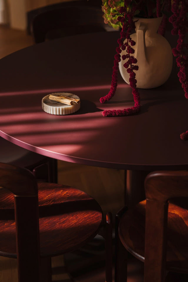 czerwony wiśniowy kolor stołu i krzeseł
