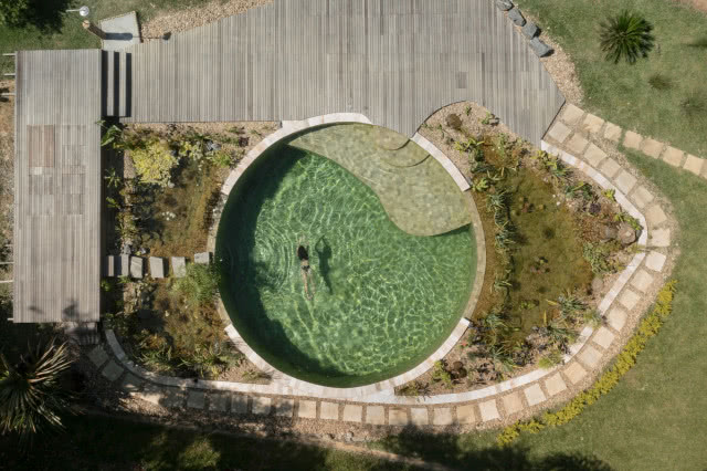 okrągły basen widziany z góry
