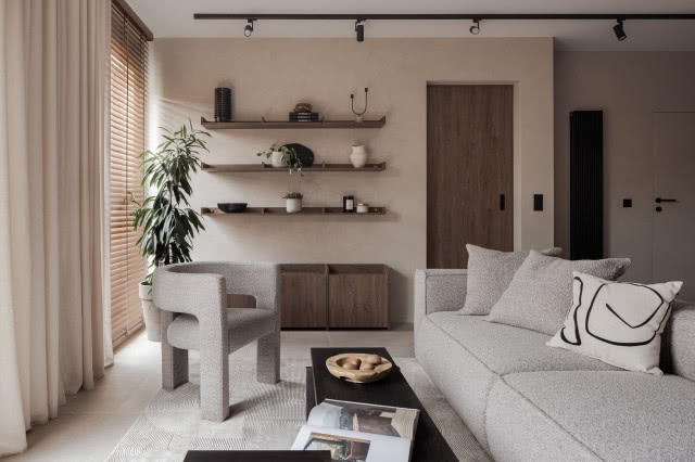 Salon w stylu japandi w brązie i drewnie