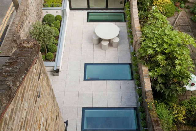 taras widziany z góry ze świetlikami