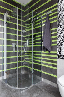 kabina prysznicowa w odcieniach szarości, oraz zielone paski