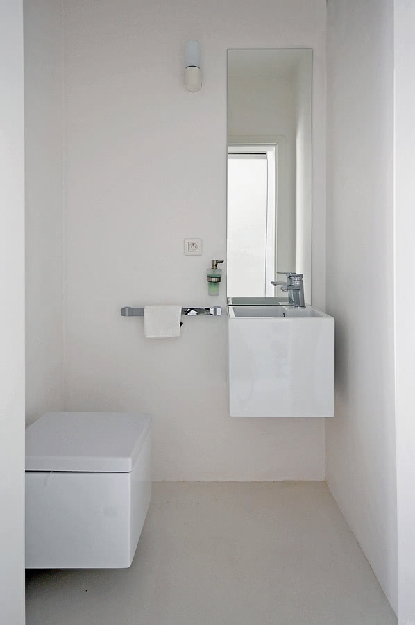 W toalecie na parterze, podobnie jak w całym...