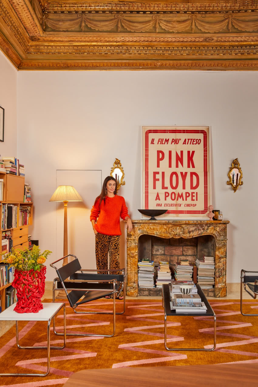 Nad zabytkowym kominkiem oryginalny włoski...