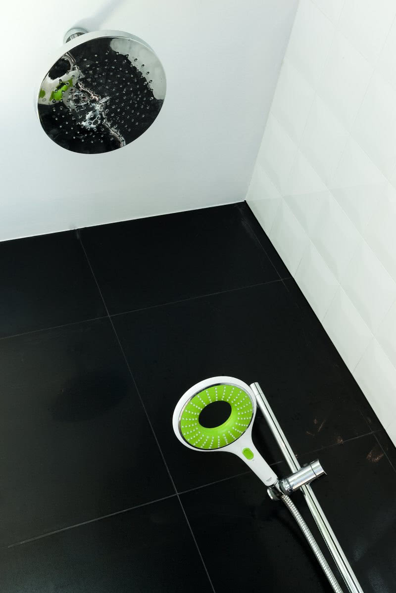 Pod prysznicem - tutaj kolorowym akcentem jest...