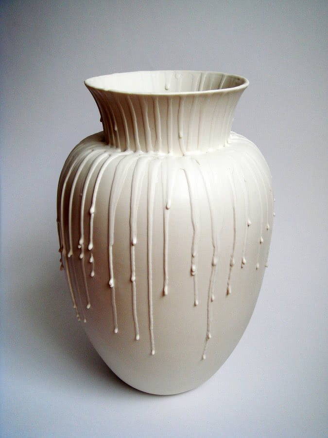 Topniejący wazon. Ciekła porcelana spływa po...