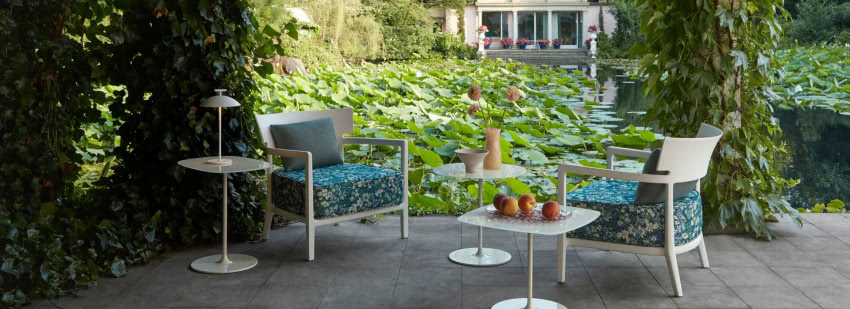 Sofa Plastics, pufa Trix autorstwa Piero Lissoni...