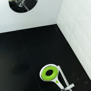 Kolorowe dodatki na neutralnym tle - wnętrze, które się nie znudzi