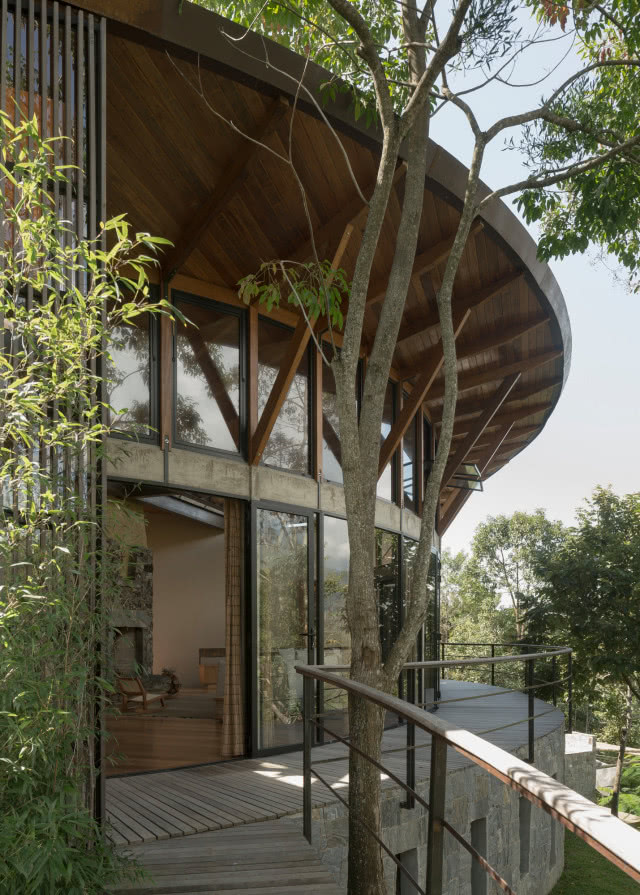 fragment domu i balkon, wejście do salonu