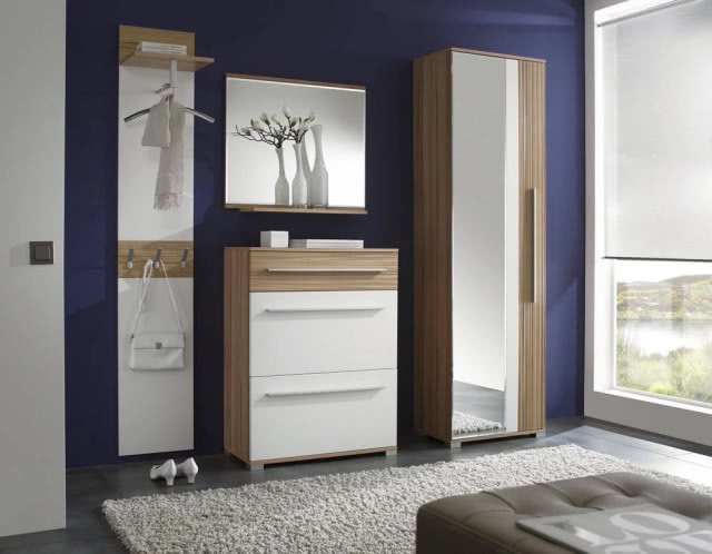 Meble Voice w kolorze buk Miltenberg/biały Canadian. W skład kolekcji wchodzą: szafka na buty (szer. 75 cm, gł. 36 cm, wys. 97,5 cm), wieszak (szer. 35 cm, gł. 31,5 cm, wys. 198 cm), szafka wysoka (szer. 60 cm, gł. 36 cm, wys. 200 cm) oraz lustro (szer. 75 cm, wys. 65 cm). BLACK RED WHITE