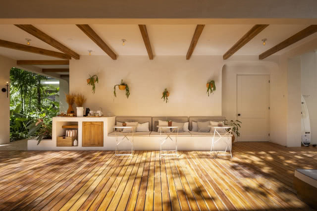 kanapa z szafkami i kwiatami w doniczkach