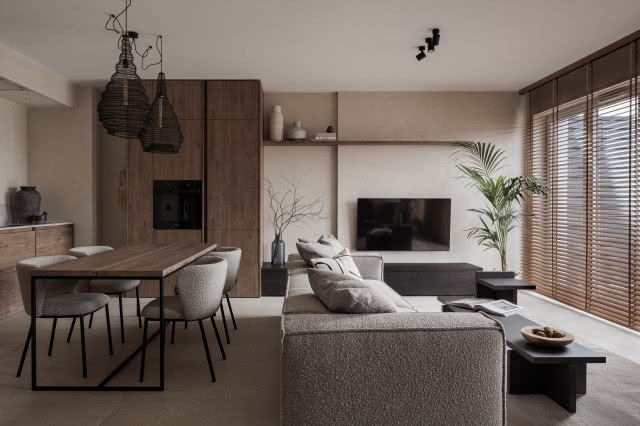 Salon w stylu japandi w brązie i drewnie