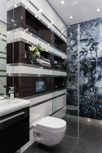 Biało-czarna kolorystyka łazienki dla gości nadaje jej elegancję