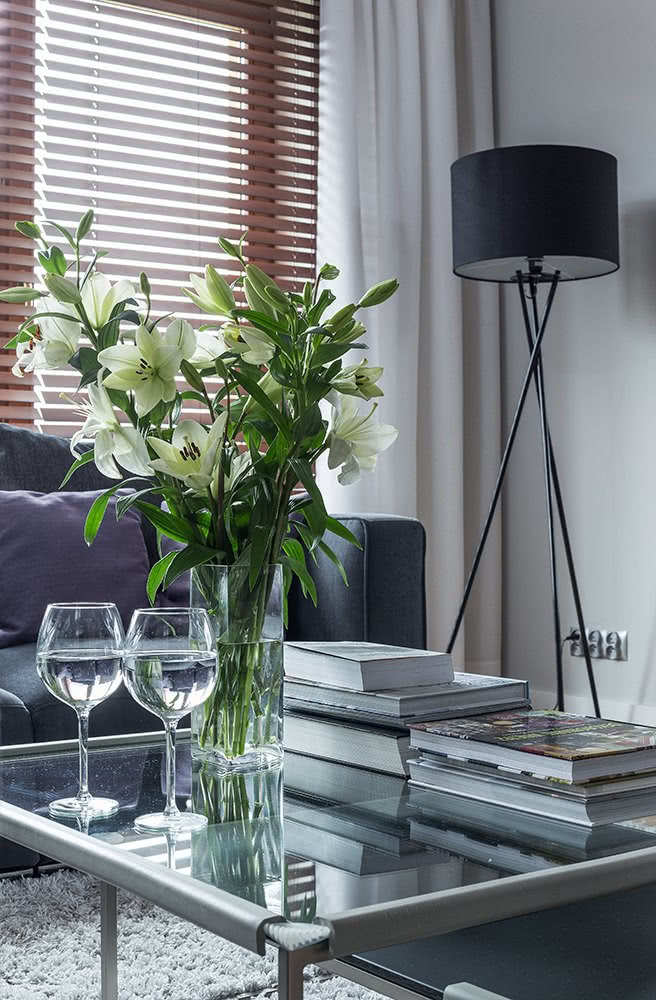 Świeże kwiaty zawsze ożywiają nowoczesne wnętrze