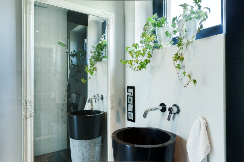 Duże lustro w rzeźbionej ramie wizualnie...