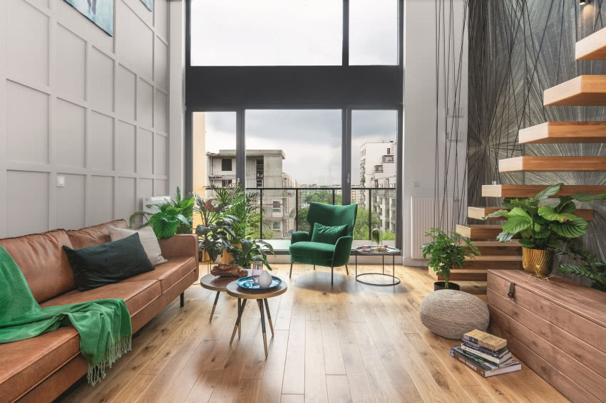 Na całej ścianie w strefie dziennej, kuchni oraz...