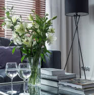 Eleganckie wnętrza w szarości, fioletach i drewnie