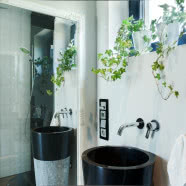 Kolorowe dodatki na neutralnym tle - wnętrze, które się nie znudzi