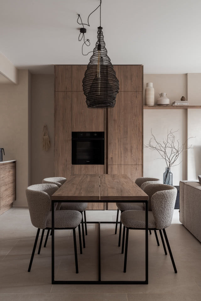 Jadalnia w stylu japandi w brązie i drewnie