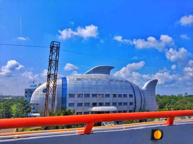 budynek w kształcie ryby