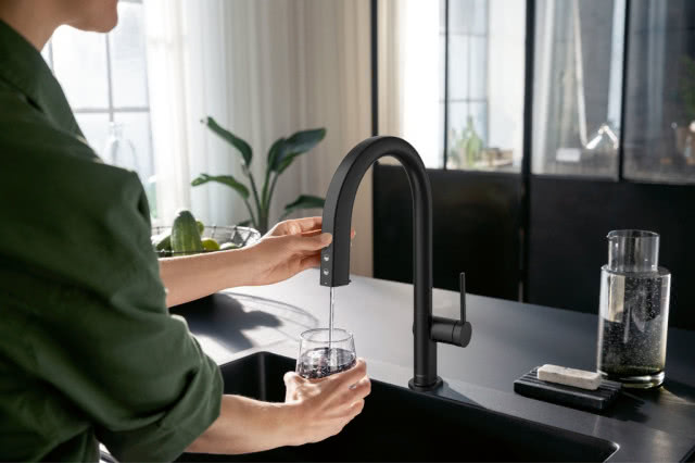 Bateria kuchenna hansgrohe Aqittura M91 z inteligentnym systemem filtrowania oraz gazowania wody.