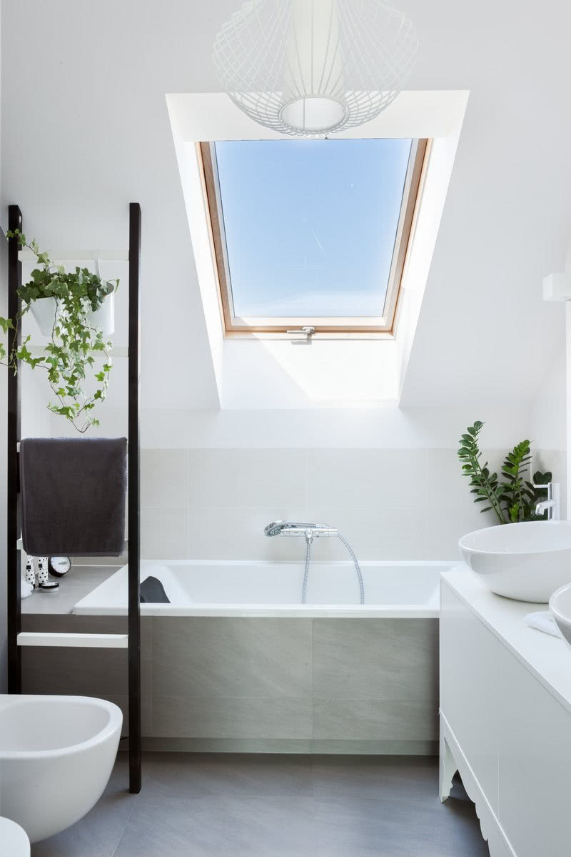 Biorąc kąpiel w łazience na poddaszu można...