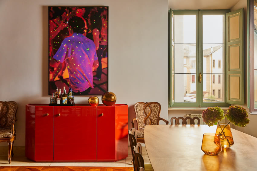 Imponującym punktem jadalni jest...