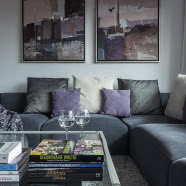 Eleganckie wnętrza w szarości, fioletach i drewnie