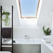 Kolorowe dodatki na neutralnym tle - wnętrze, które się nie znudzi