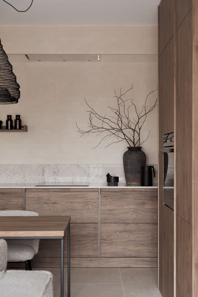 Kuchnia bez szafek górnych w stylu japandi w brązie i drewnie