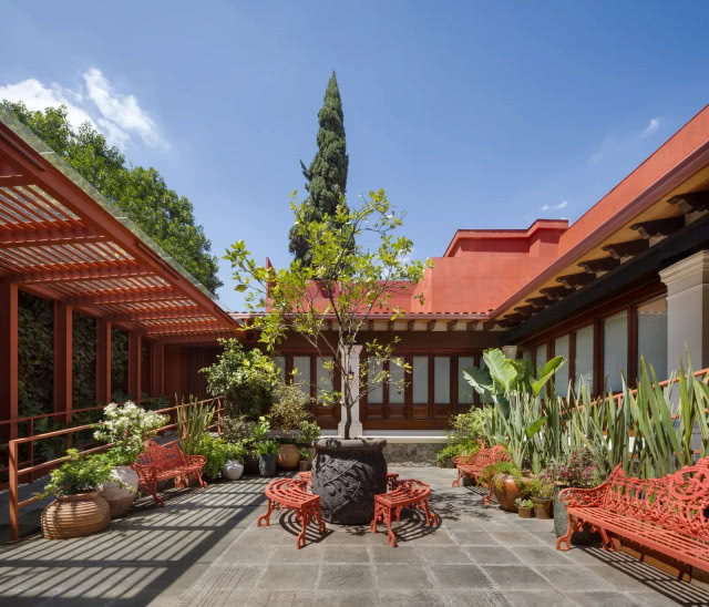 dziedziniec w czerwonym domu