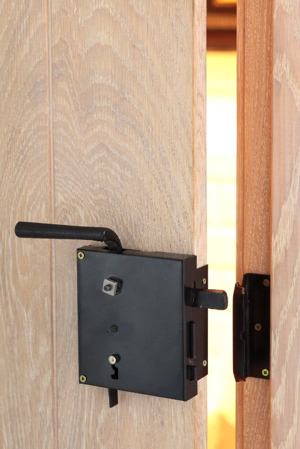 Siermiężne stalowe okucia drewnianych drzwi to...