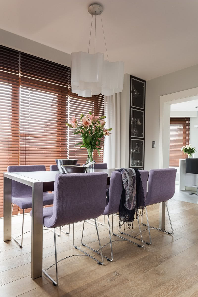 Krzesła (Ligne Roset) w liliowych pokrowcach to...