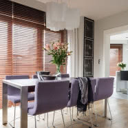 Eleganckie wnętrza w szarości, fioletach i drewnie