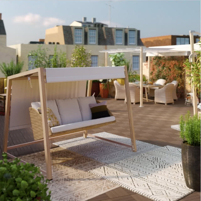 Drewniana huśtawka ogrodowa